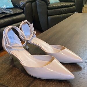 Charles by Charles David Kitten Low Heels Cream Size 5.5